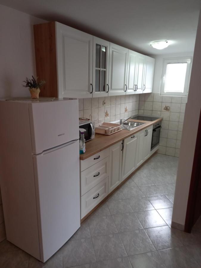 Apartments Makaus Kampor Luaran gambar