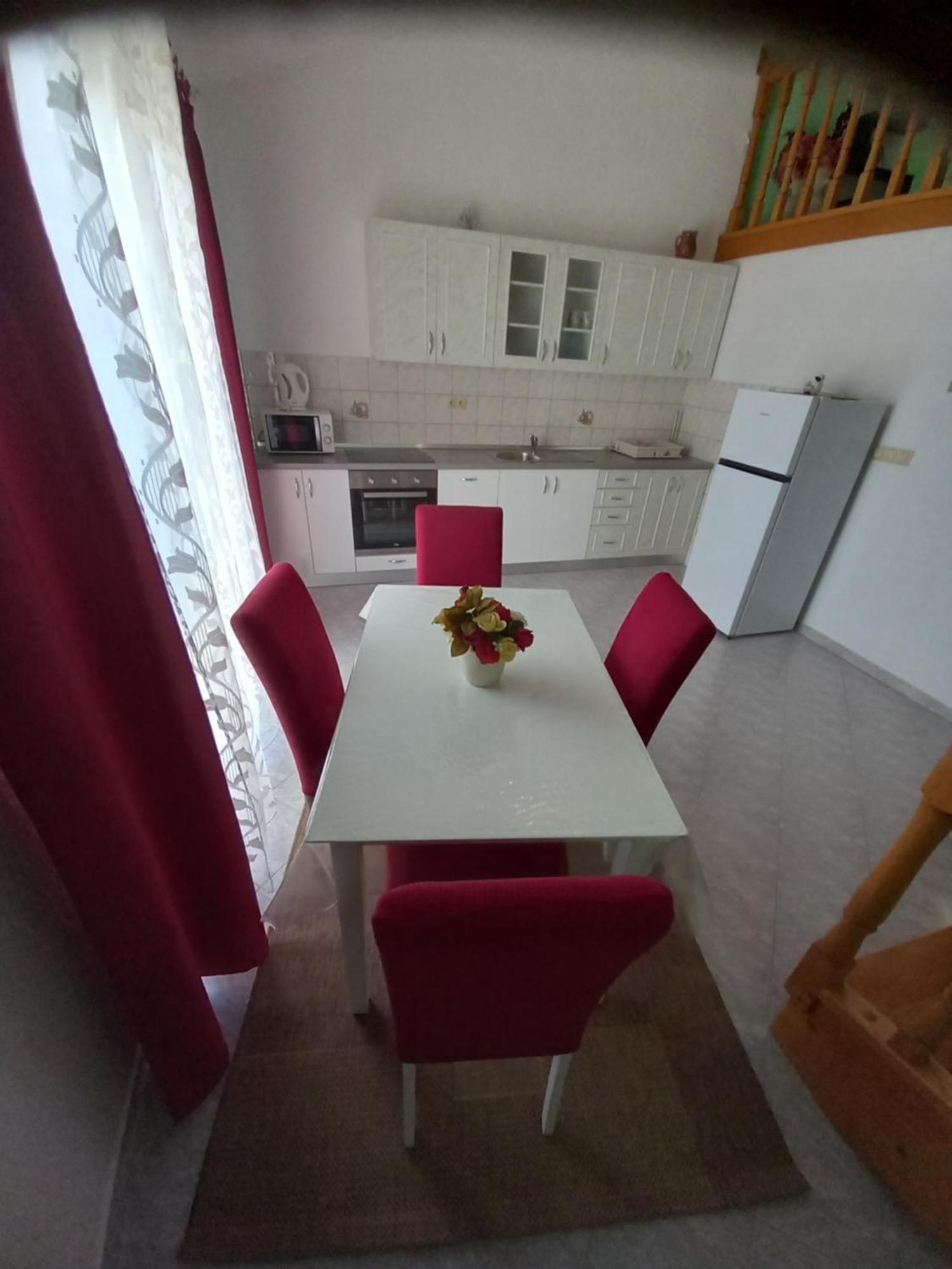 Apartments Makaus Kampor Luaran gambar
