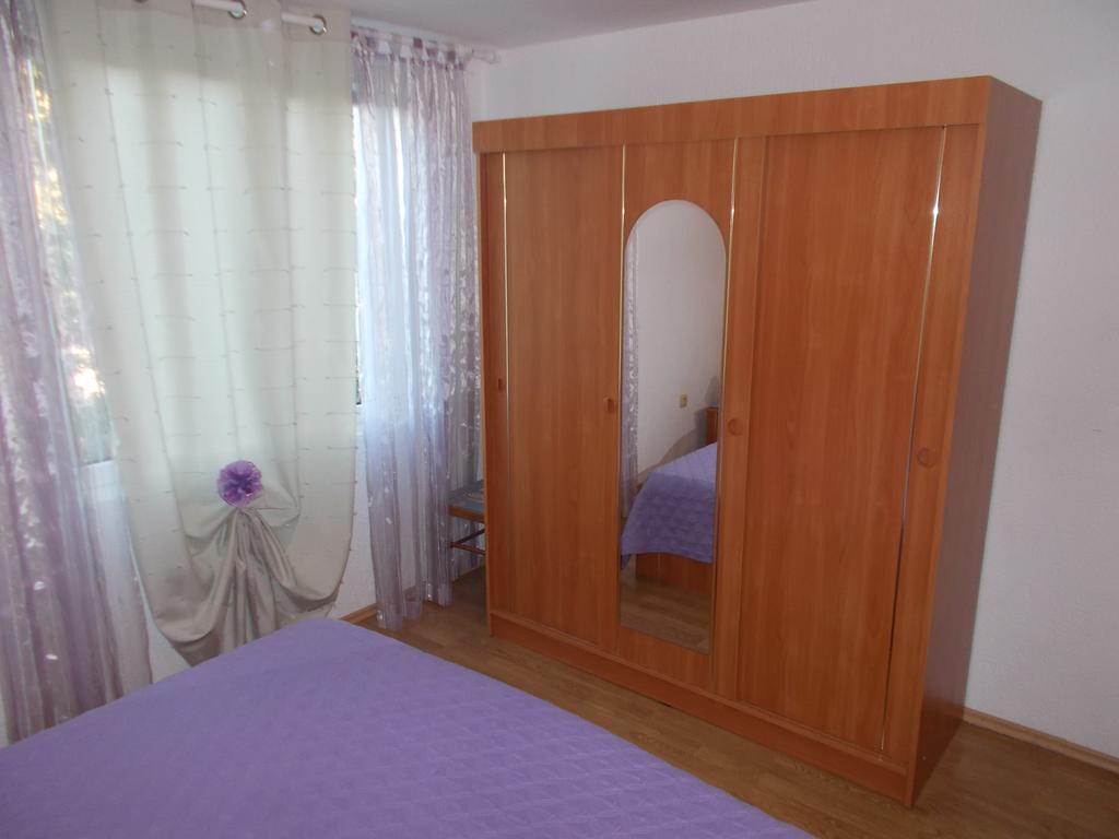 Apartments Makaus Kampor Luaran gambar