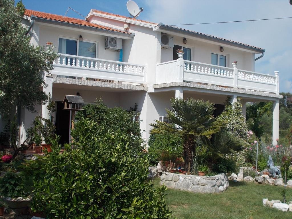 Apartments Makaus Kampor Luaran gambar