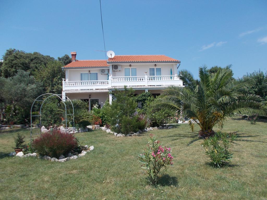Apartments Makaus Kampor Luaran gambar